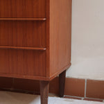 Commode scandinave en teck des années 60 avec quatre tiroirs et pieds compas, design mid century.