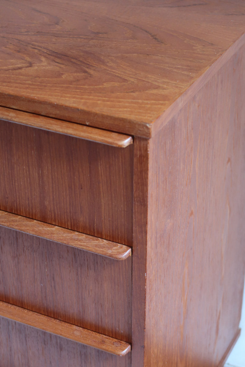 Commode scandinave en teck des années 60 avec quatre tiroirs et pieds compas, design mid century.