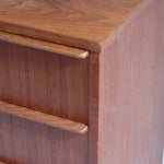 Commode scandinave en teck des années 60 avec quatre tiroirs et pieds compas, design mid century.