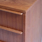 Commode scandinave en teck des années 60 avec quatre tiroirs et pieds compas, design mid century.