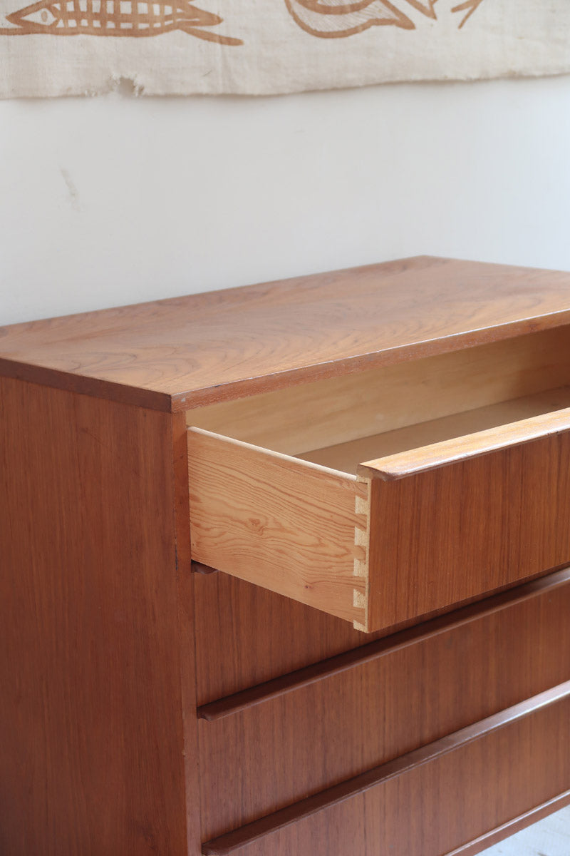 Commode scandinave en teck des années 60 avec quatre tiroirs et pieds compas, design mid century.