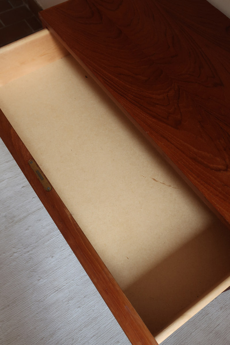 Commode scandinave en teck des années 60 avec quatre tiroirs et pieds compas, design mid century.
