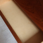 Commode scandinave en teck des années 60 avec quatre tiroirs et pieds compas, design mid century.