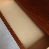 Commode scandinave en teck des années 60 avec quatre tiroirs et pieds compas, design mid century.