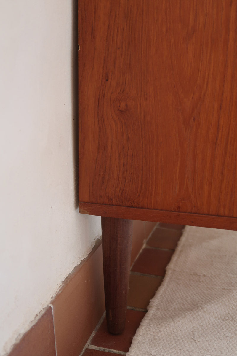 Commode scandinave en teck des années 60 avec quatre tiroirs et pieds compas, design mid century.