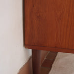 Commode scandinave en teck des années 60 avec quatre tiroirs et pieds compas, design mid century.