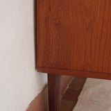 Commode scandinave en teck des années 60 avec quatre tiroirs et pieds compas, design mid century.