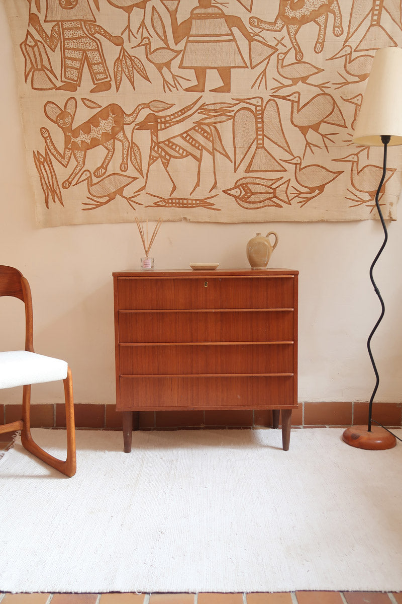 Commode scandinave en teck des années 60 avec quatre tiroirs et pieds compas, design mid century.