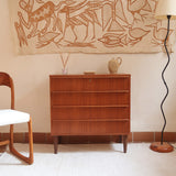 Commode scandinave en teck des années 60 avec quatre tiroirs et pieds compas, design mid century.