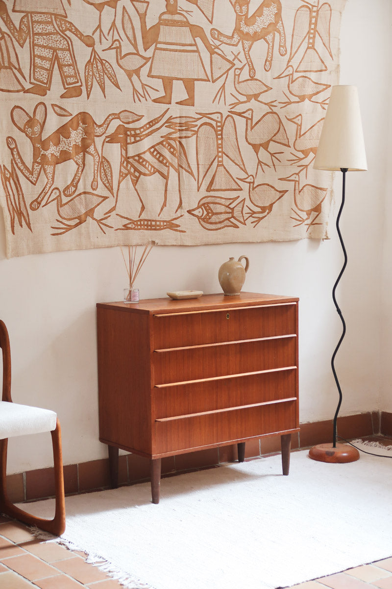Commode scandinave en teck des années 60 avec quatre tiroirs et pieds compas, design mid century.