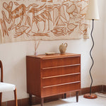 Commode scandinave en teck des années 60 avec quatre tiroirs et pieds compas, design mid century.