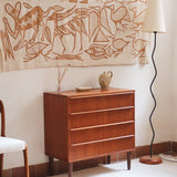 Commode scandinave en teck des années 60 avec quatre tiroirs et pieds compas, design mid century.