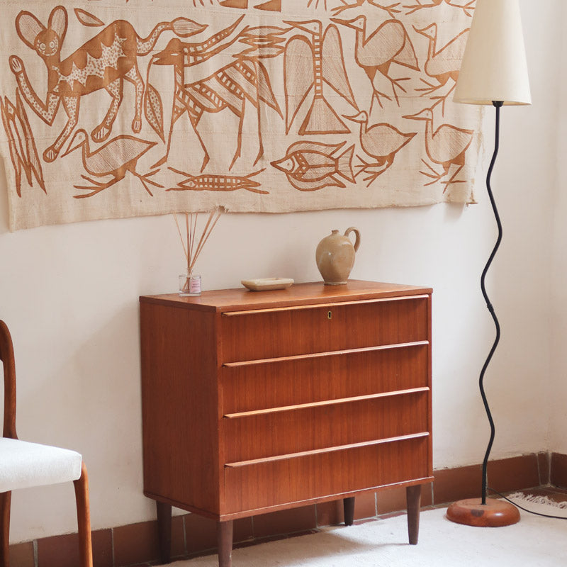 Commode scandinave en teck des années 60 avec quatre tiroirs et pieds compas, design mid century.