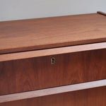 Commode scandinave en teck années 60 à trois tiroirs avec façade galbée et pieds compas.