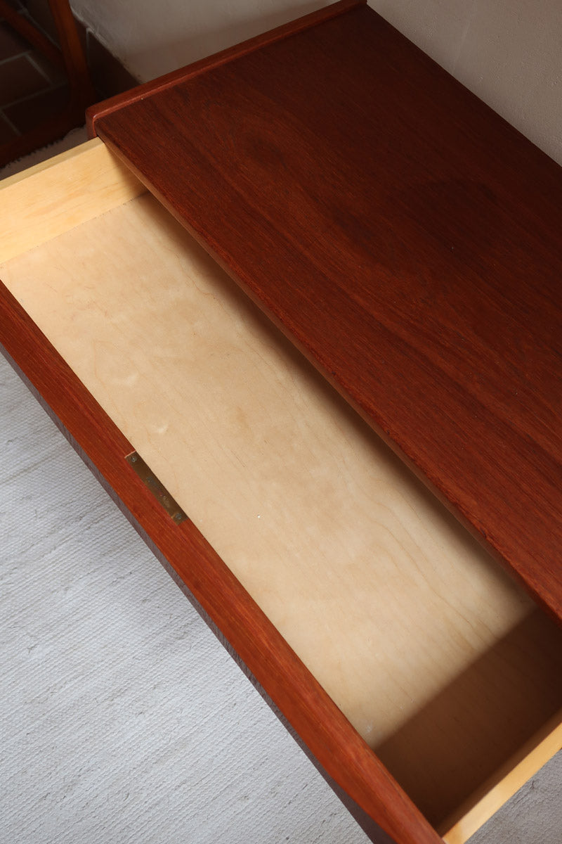 Commode scandinave en teck années 60 à trois tiroirs avec façade galbée et pieds compas.