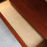 Commode scandinave en teck années 60 à trois tiroirs avec façade galbée et pieds compas.
