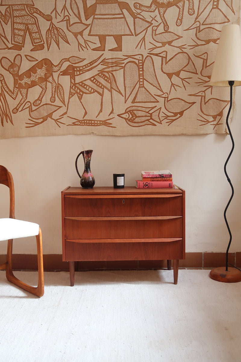 Commode scandinave en teck années 60 à trois tiroirs avec façade galbée et pieds compas.