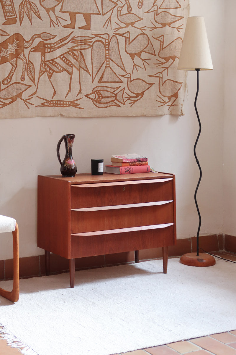 Commode scandinave en teck années 60 à trois tiroirs avec façade galbée et pieds compas.