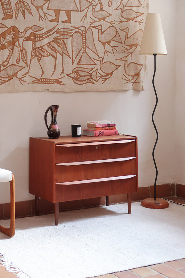 Commode scandinave en teck années 60 à trois tiroirs avec façade galbée et pieds compas.