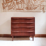 Commode scandinave en teck années 60 à quatre tiroirs et pieds compas, teinte chaude, design mid century.
