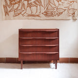 Commode scandinave en teck années 60 à quatre tiroirs et pieds compas, teinte chaude, design mid century.