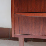 Commode scandinave en teck années 60 à quatre tiroirs et pieds compas, teinte chaude, design mid century.