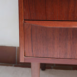 Commode scandinave en teck années 60 à quatre tiroirs et pieds compas, teinte chaude, design mid century.