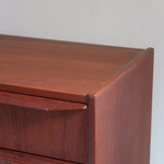 Commode scandinave en teck années 60 à quatre tiroirs et pieds compas, teinte chaude, design mid century.