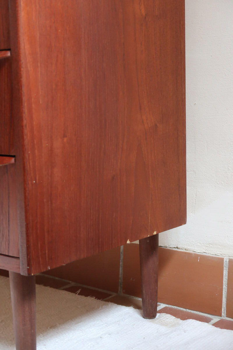 Commode scandinave en teck années 60 à quatre tiroirs et pieds compas, teinte chaude, design mid century.
