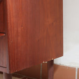 Commode scandinave en teck années 60 à quatre tiroirs et pieds compas, teinte chaude, design mid century.