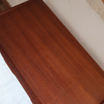 Commode scandinave en teck années 60 à quatre tiroirs et pieds compas, teinte chaude, design mid century.