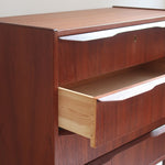 Commode scandinave en teck années 60 à quatre tiroirs et pieds compas, teinte chaude, design mid century.