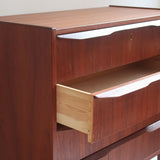 Commode scandinave en teck années 60 à quatre tiroirs et pieds compas, teinte chaude, design mid century.
