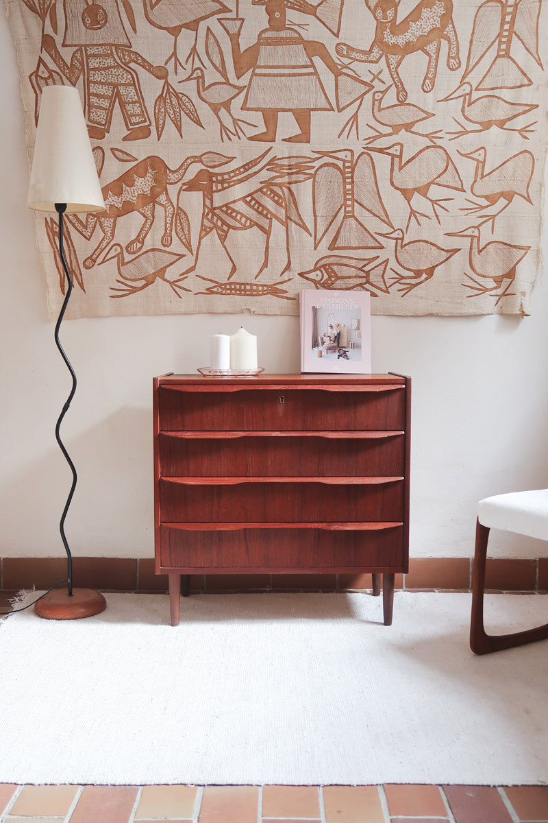 Commode scandinave en teck années 60 à quatre tiroirs et pieds compas, teinte chaude, design mid century.