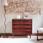 Commode scandinave en teck années 60 à quatre tiroirs et pieds compas, teinte chaude, design mid century.
