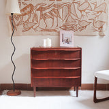 Commode scandinave en teck années 60 à quatre tiroirs et pieds compas, teinte chaude, design mid century.