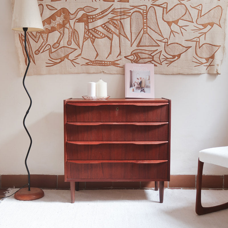 Commode scandinave en teck années 60 à quatre tiroirs et pieds compas, teinte chaude, design mid century.