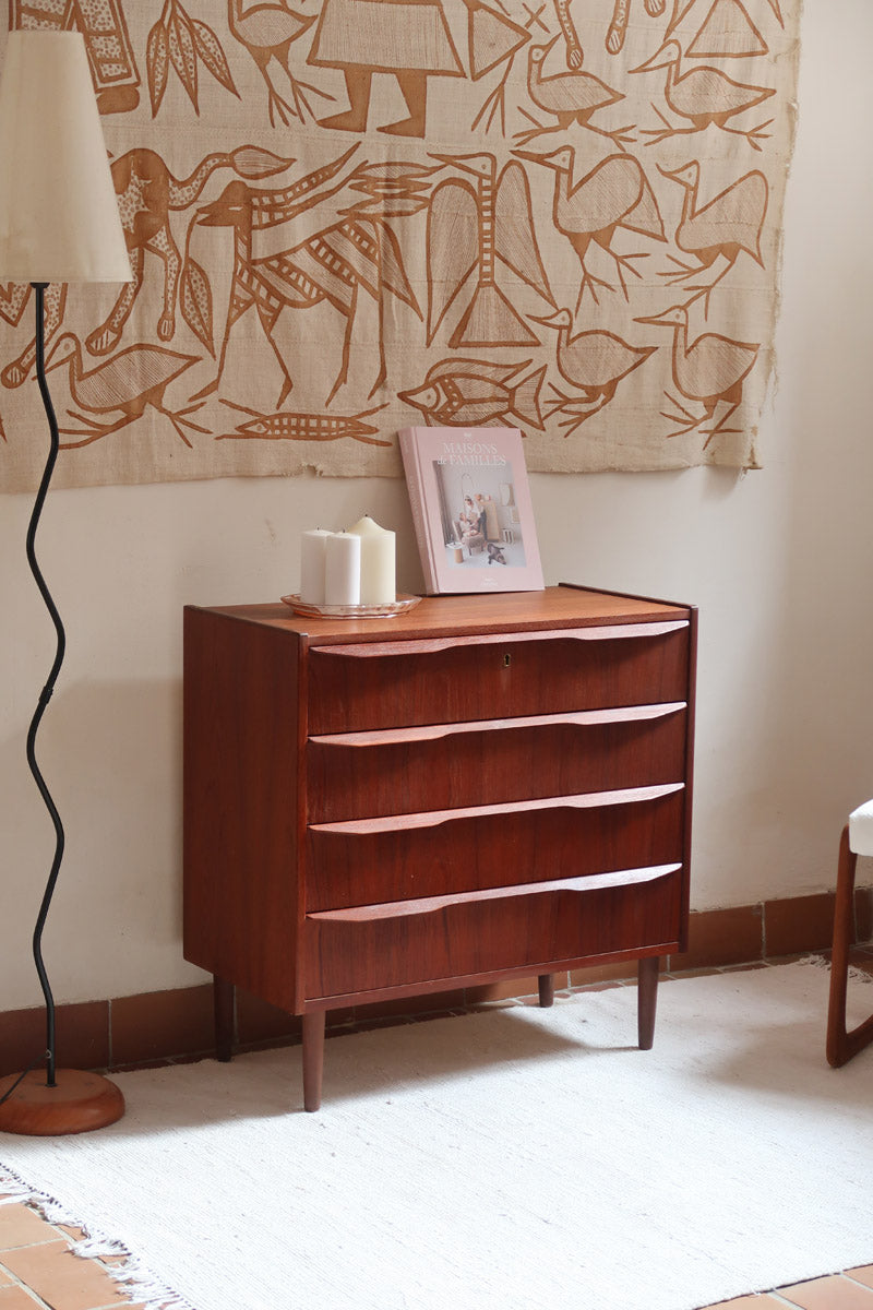 Commode scandinave en teck années 60 à quatre tiroirs et pieds compas, teinte chaude, design mid century.