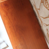 Commode scandinave en teck années 60 à cinq tiroirs, poignées sculptées intégrées et pieds compas.