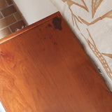 Commode scandinave en teck années 60 à cinq tiroirs, poignées sculptées intégrées et pieds compas.