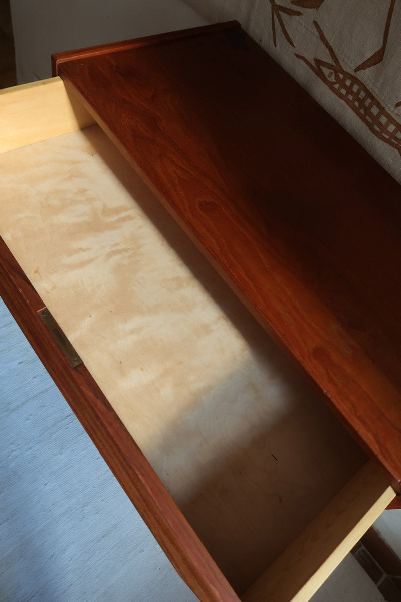Commode scandinave en teck années 60 à cinq tiroirs, poignées sculptées intégrées et pieds compas.