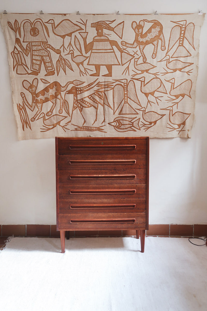 Grande commode scandinave en teck années 60 à six tiroirs avec poignées intégrées sculptées et pieds compas.