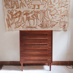 Grande commode scandinave en teck années 60 à six tiroirs avec poignées intégrées sculptées et pieds compas.