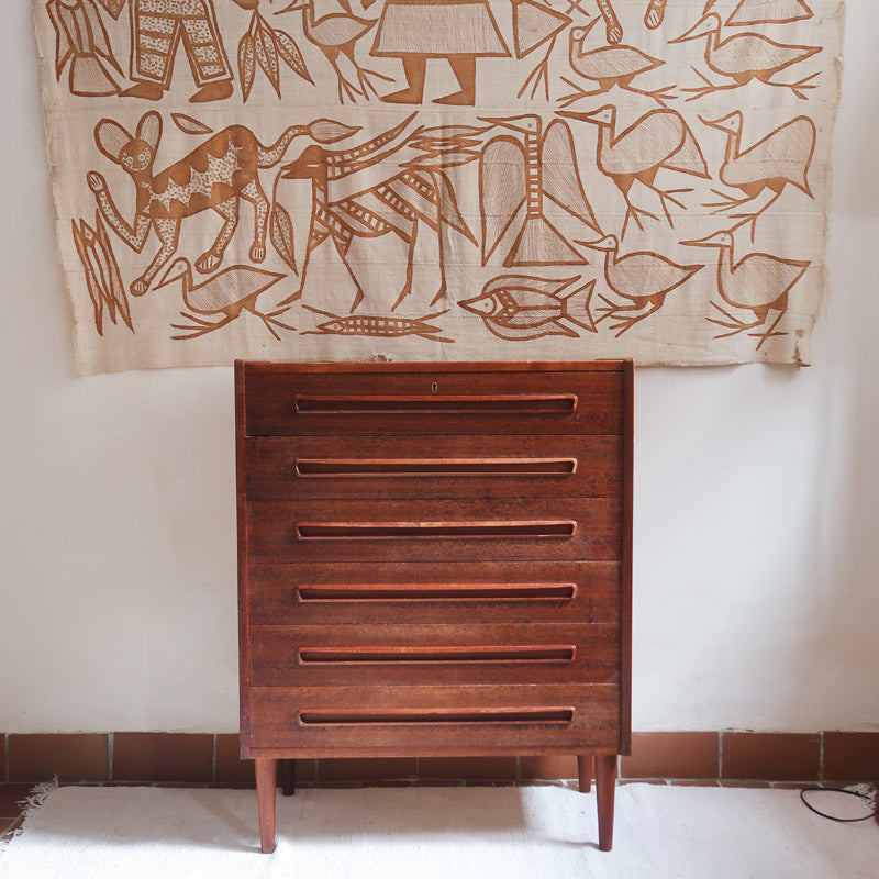 Grande commode scandinave en teck années 60 à six tiroirs avec poignées intégrées sculptées et pieds compas.