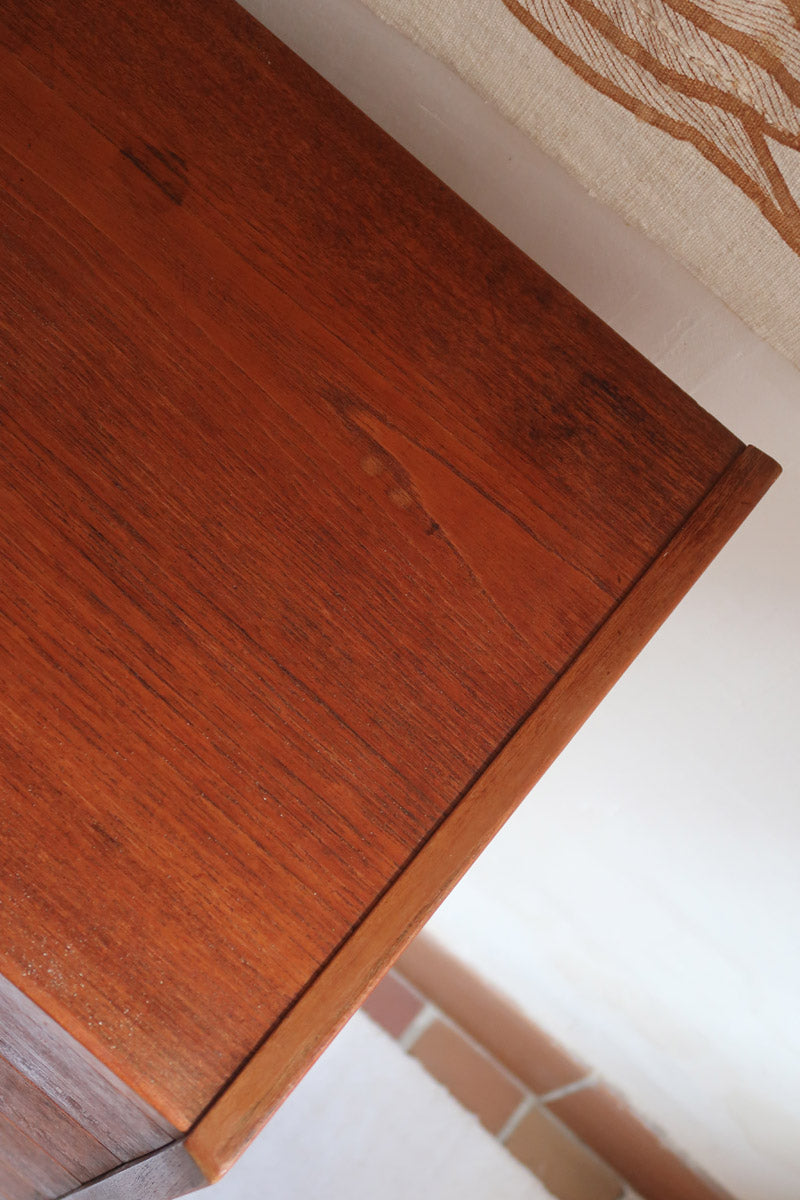 Grande commode scandinave en teck années 60 à six tiroirs avec poignées intégrées sculptées et pieds compas.