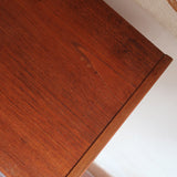 Grande commode scandinave en teck années 60 à six tiroirs avec poignées intégrées sculptées et pieds compas.