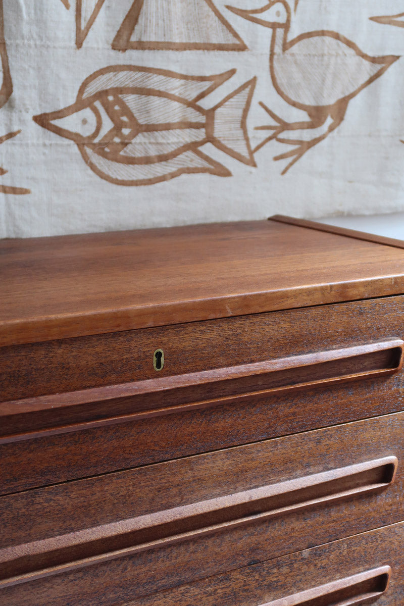 Grande commode scandinave en teck années 60 à six tiroirs avec poignées intégrées sculptées et pieds compas.