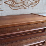Grande commode scandinave en teck années 60 à six tiroirs avec poignées intégrées sculptées et pieds compas.