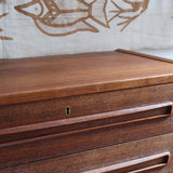 Grande commode scandinave en teck années 60 à six tiroirs avec poignées intégrées sculptées et pieds compas.