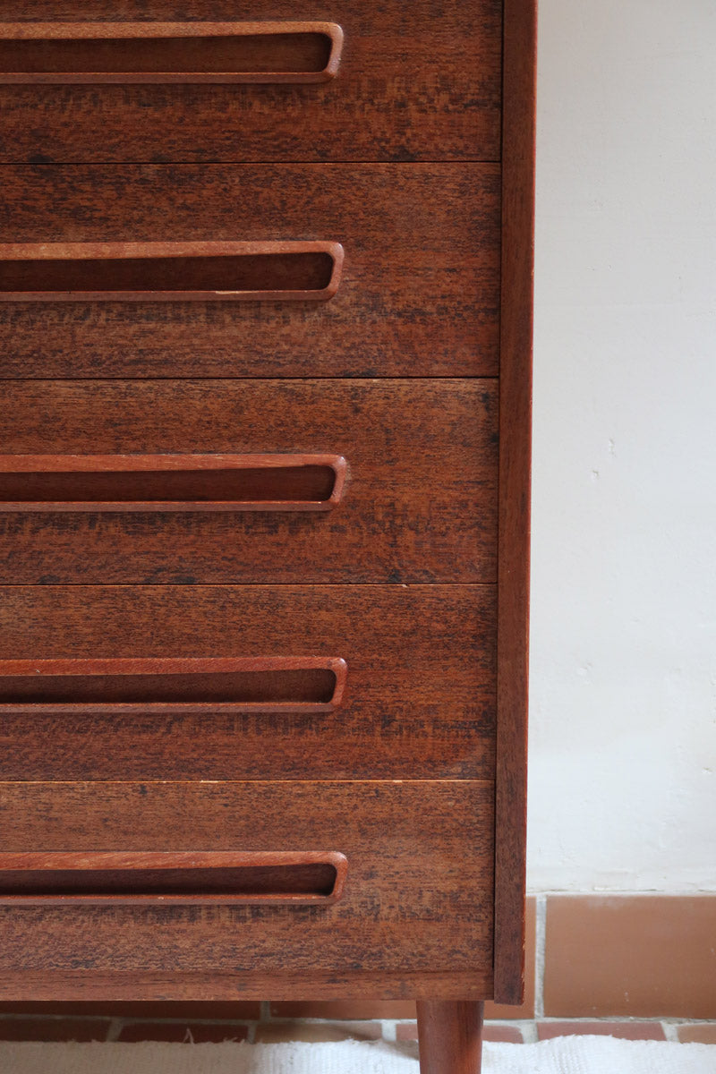 Grande commode scandinave en teck années 60 à six tiroirs avec poignées intégrées sculptées et pieds compas.